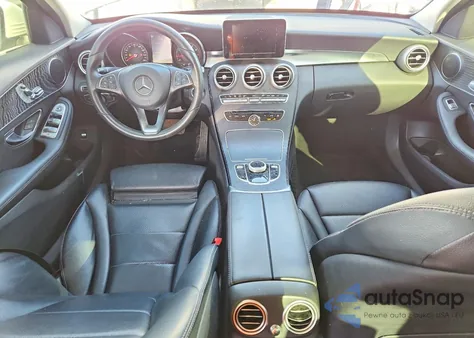 2017 Mercedes-Benz C 300 z USA, uszkodzony, nr VIN 55SWF4JB7HU232820